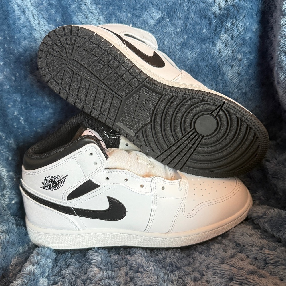 Jordan 1 mid
Gs
Reverse panda
Brand new - Picture 5 of 11